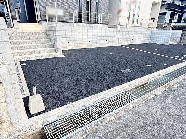 使いやすい駐車場で、家族全員が快適に利用できるスペースです