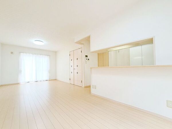 大きな窓から柔らかな光が差し込む明るいリビングダイニングです　ナチュラルな色合いのフローリングが、どんなインテリアとも相性良く馴染みます　家族全員が自然と集まり、くつろげる広さを確保しています