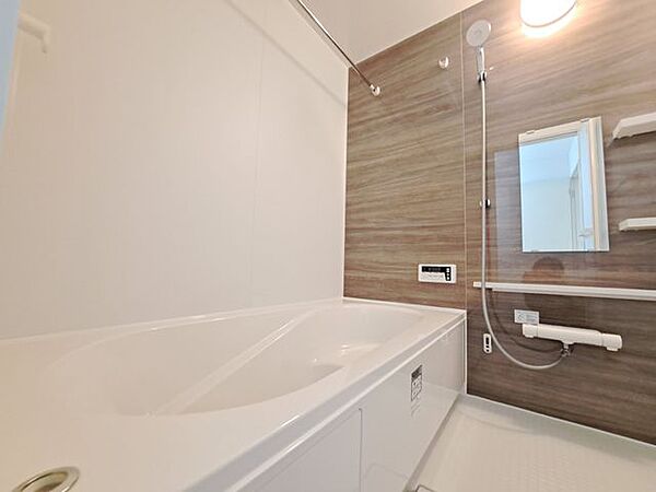 ゆったりと脚を延ばして、1日の疲れを癒せます。落ち着いた色合いは、心を穏やかにし、リラックスタイムをより豊かにします。