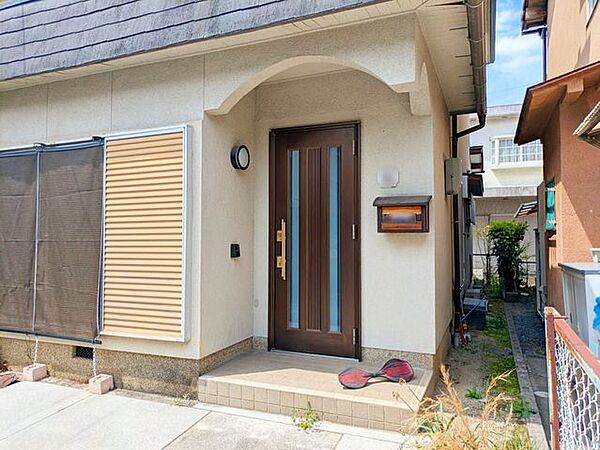 おしゃれなデザインの玄関で、訪れる人を温かく迎えます