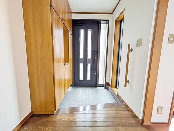 明るく開放的な玄関で、気持ちよく一日をスタートできます