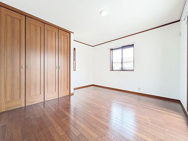 広々とした寝室で、心地よい眠りをお楽しみいただける空間が広がります。落ち着いた雰囲気の中で、リラックスしたひとときを過ごせる贅沢な空間です