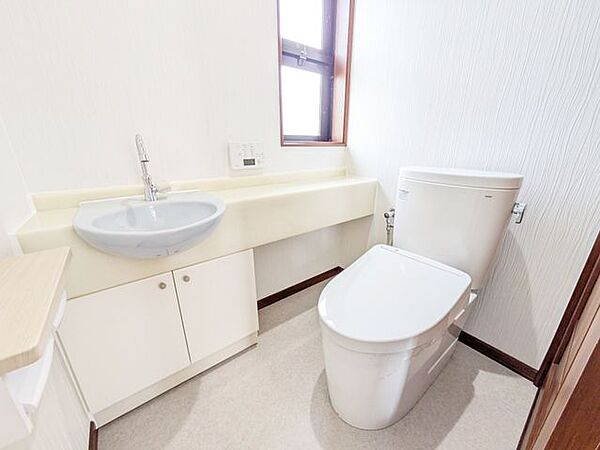 トイレは、清潔感と快適さを兼ね備えた空間です。落ち着いた色合いの内装が、リラックスできる雰囲気を演出しています