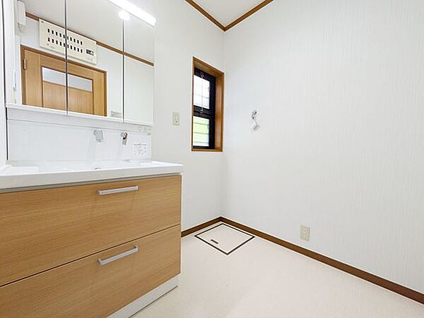 大きい窓のある洗面所は、自然光がたっぷり入り、明るく清潔感があり、朝の準備が気持ちよくできます！