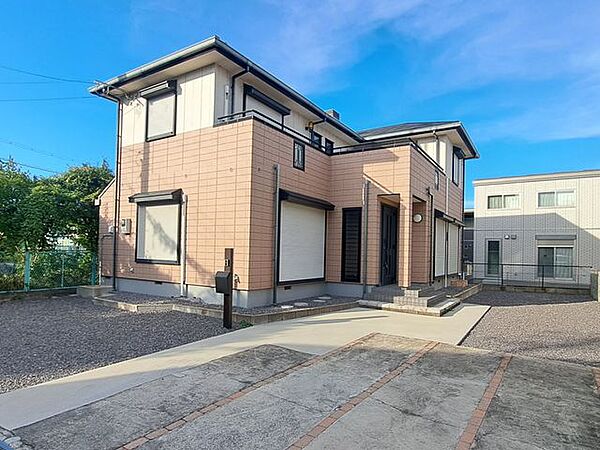 駐車場の広さが魅力で、車の出し入れがスムーズに行えます
