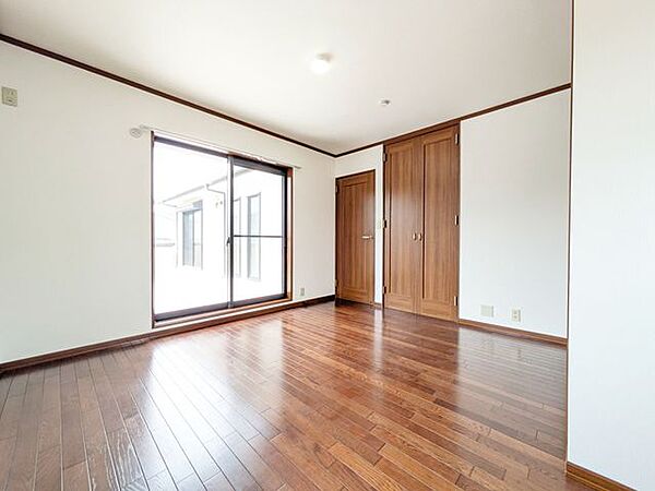 日々の疲れを癒す大切な空間です。窓から差し込む自然光が、朝の目覚めを爽やかにしてくれます。