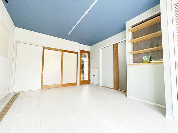 自然光がたっぷりと降り注ぐ、心地よい開放感に満ちた大空間！リノベーションによる洗練されたデザインと、使いやすさを追求した間取り。新しい家族の思い出を刻むのにふさわしい、明るいリビング！