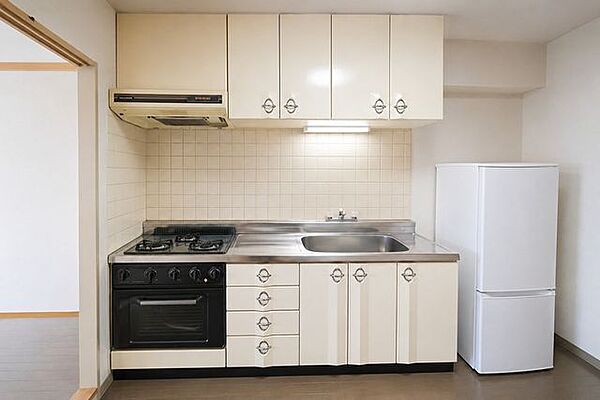 収納が充実しており、キッチン用品をすっきりと整理できる便利な空間です。