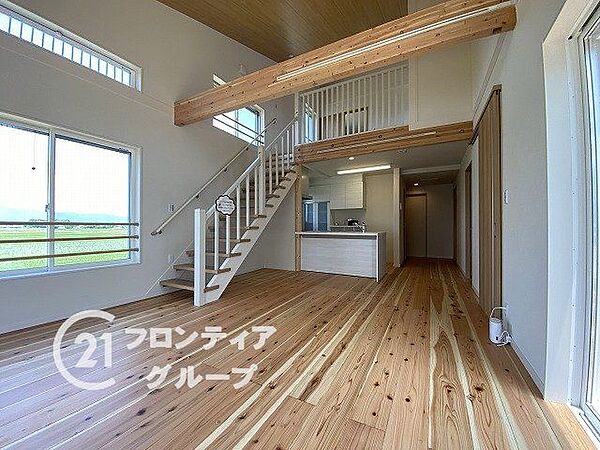 吹き抜けリビングで開放的な空間！