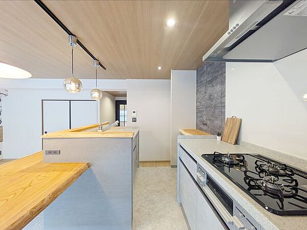 3口コンロ付きのキッチンは、調理の効率が良く、同時に多くの料理を作れる便利で機能的な空間です