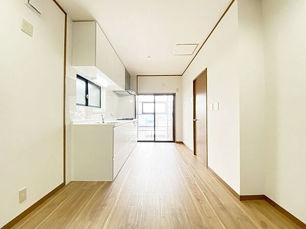 リビングは、シンプルでありながらもスタイリッシュなデザインです。快適な暮らしをサポートします。