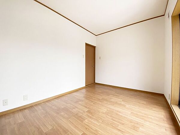 明るく広々とした子ども部屋は、遊び心をくすぐる空間です。お子様の成長を見守るのにぴったりの環境です。