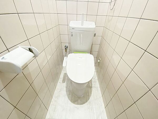 清潔感あふれるトイレで快適な毎日をサポートします。お手入れも簡単で、いつでも清潔に保てます。