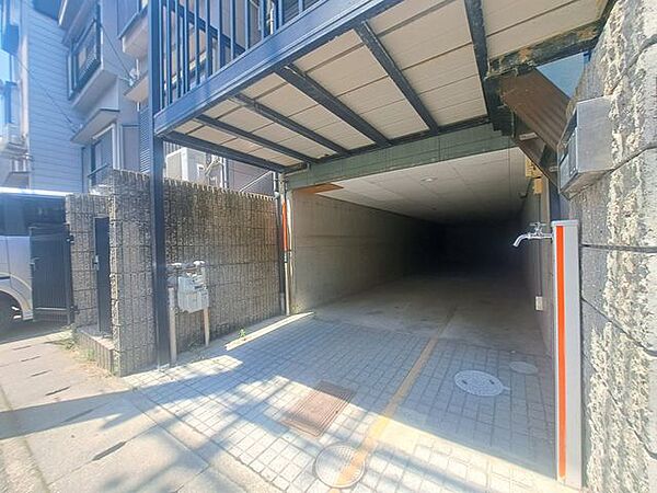 堀込の駐車スペースを備えた外観は、車の出し入れがスムーズで便利です。家族の車を安心して停められます