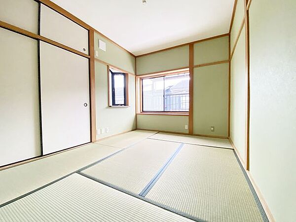 和の美しさを感じる和室で、心地よいひとときを過ごせます。畳の香りが心地よい和室です