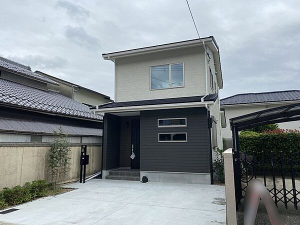 シンプルで洗練された外観が、住む人のセンスを引き立て、日々の生活に彩りを添える新築戸建てです
