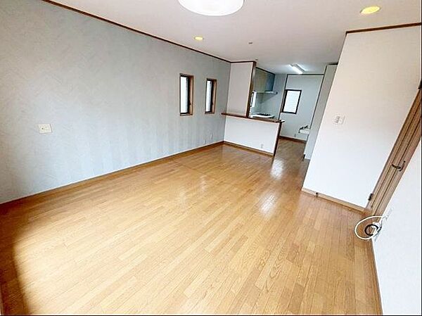 リビングは、家族や友人との時間を楽しむのに最適な広さです。快適な居住空間を提供します。