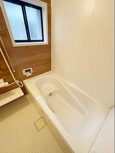 ゆったりと脚を延ばして、1日の疲れを癒せます。窓があるのでこまめに換気ができ、清潔感を保てます。落ち着いた色合いは、心を穏やかにし、リラックスタイムをより豊かにします。