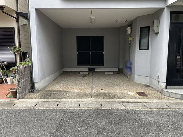 駐車場は、住民の皆様の車を安心して停められるスペースです。広々とした区画が確保されており、駐車がしやすい設計になっていますので、夜間でも安全に利用できます。