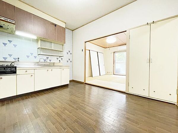 リビングは、シンプルでありながらもスタイリッシュなデザインです。快適な暮らしをサポートします。