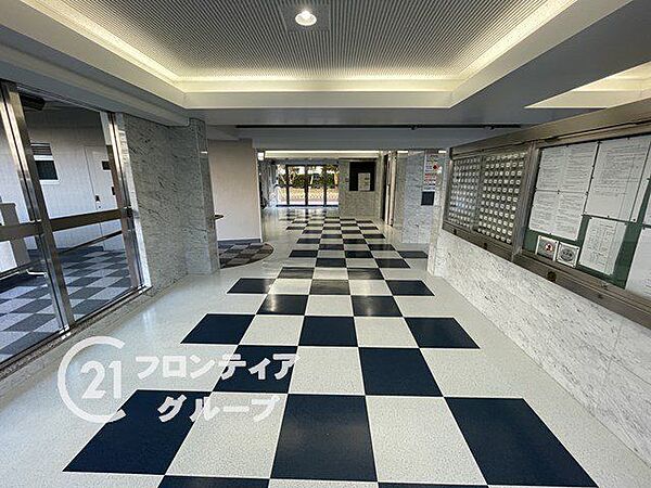 モダンな幾何学模様の床が目を引くロビーは、洗練されたホスピタリティを感じさせます。計算されたライティングが空間に奥行きを与え、訪れる方を上質な心地よさで包み込みます