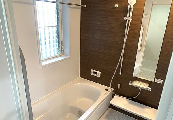 窓があるのでこまめに換気ができますね。バスタブ付きで、ゆったりとお風呂に浸かり、疲れた体を癒せる贅沢な空間です。清潔感あふれるリフォーム済みのバスルームで快適な時間を。