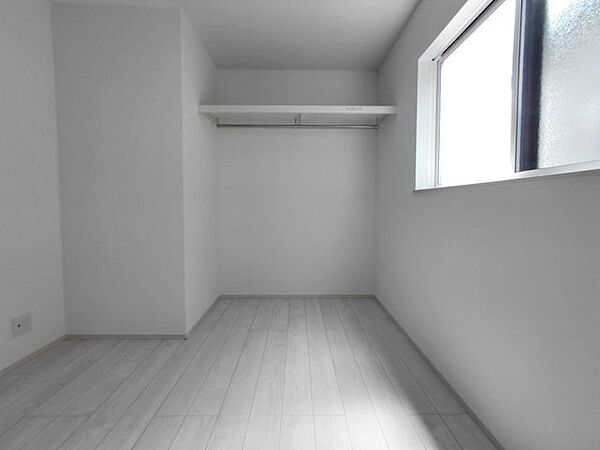 奥行きのあるクローゼットでたっぷり収納できますね