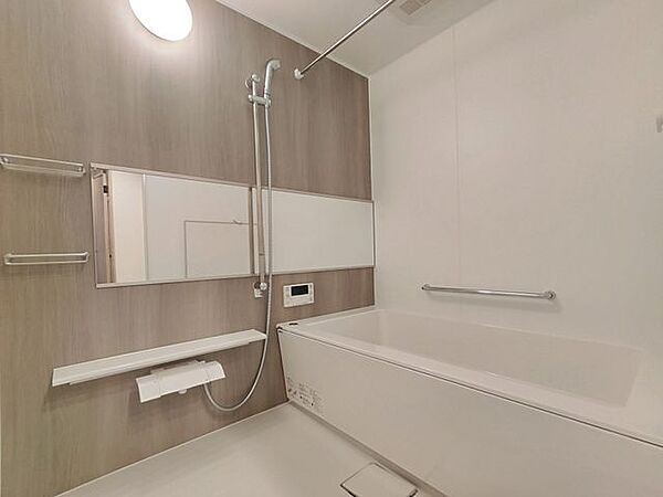 落ち着いたトーンで統一されたバスルームは、一日の疲れを優しく解きほぐす癒しのプライベート空間です。広々とした浴槽でゆったりと足を伸ばせば、心身ともにリフレッシュできる至福のひとときを過ごせます