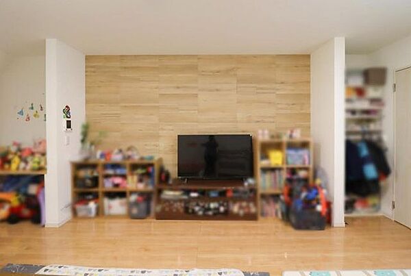 リビングは、家族や友人との時間を楽しむのに最適な広さです。快適な居住空間を提供します。