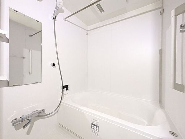 清潔感溢れる白を基調としたバスルームは一日の疲れを癒すのに最適なリラックス空間です。ゆったりとした浴槽に身を委ねて贅沢な自分時間をお楽しみいただける設えとなっています