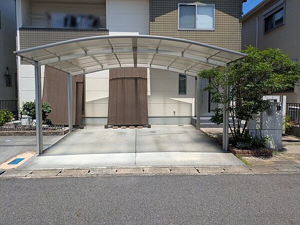 頑丈なカーポートが設置されており、大切な愛車を強い日差しや雨風からしっかり守ります。コンクリート敷きの足元は、雨の日でも靴が汚れにくくお手入れも簡単！ゆとりある幅員で出し入れもスムーズですね