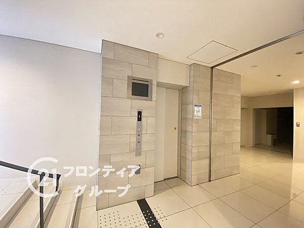 柔らかな照明が足元を照らすエレベーターホールは、心を落ち着かせてくれる温かみがありますね！管理の行き届いた共有空間が、毎日の安心感とワンランク上の心地よい暮らしを支えてくれますね