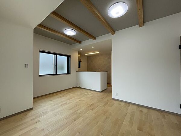 リビングは、家族や友人との時間を楽しむのに最適な広さです。快適な居住空間を提供します。