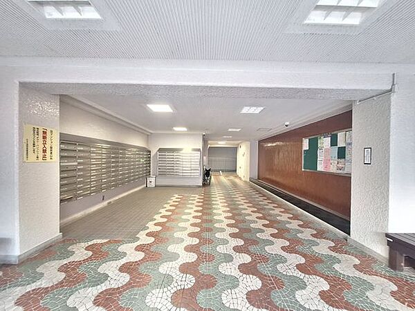 幾何学模様の絨毯が印象的なロビーは、モダンな美術館を訪れたような知的な雰囲気を醸し出しています。清掃が行き届いた清潔感のある空間が、管理体制の良さと住まいへのこだわりを感じさせます