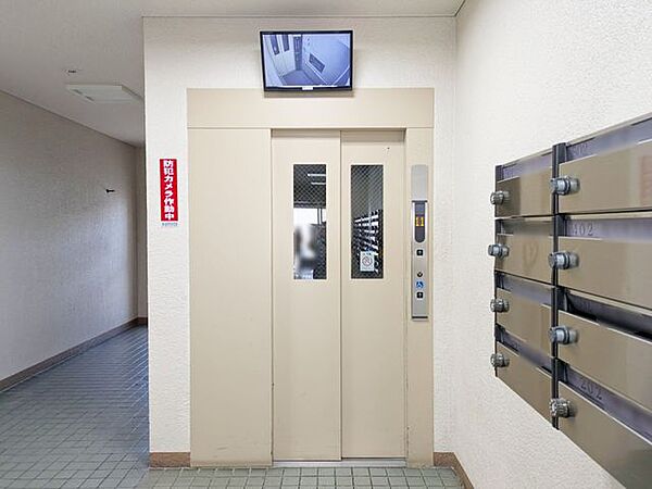 エレベーターホールは、住民の皆様が快適に移動できるよう設計されています。広々としたスペースは、混雑時でもスムーズな乗降を可能にします。