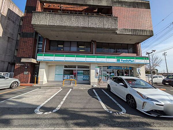 ファミリーマート栗東中学校前店 徒歩8分。 580m