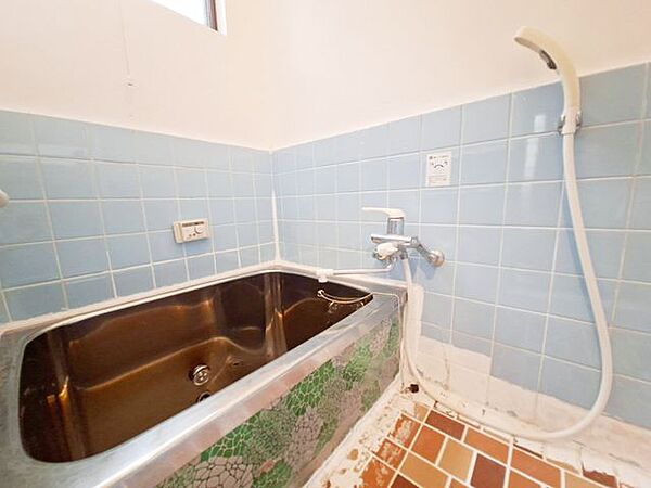 レトロな趣が心地よくてリラックスできそうな浴室ですね！窓があるので換気もしやすく、明るい光を感じながら朝風呂を楽しむ贅沢な時間も過ごせそうですね