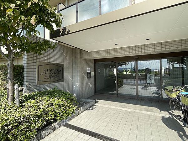 落ち着いた雰囲気のエントランスは、訪れる人に心安らぐ空間を提供し、温かく迎えてくれます！