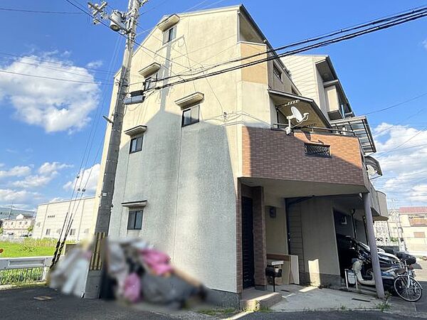 青空に映える真っ白な外壁がとても素敵ですね！周囲の街並みとも調和しており、帰宅するたびに明るい気持ちになれる自慢のマイホームになりそうです。室内のお手入れも行き届いていて即入居可能ですよ