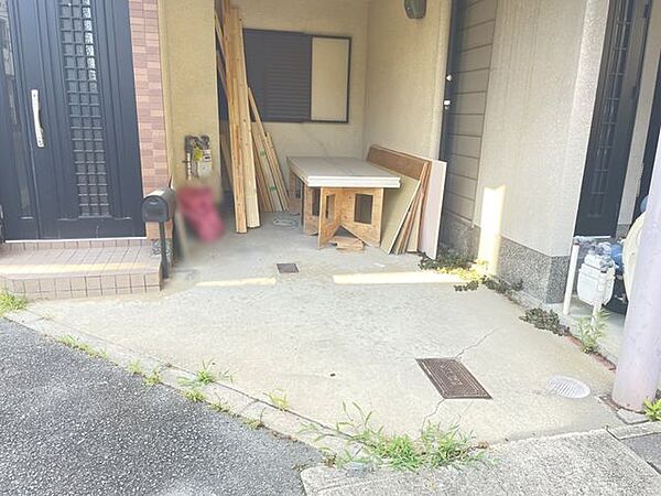ライフスタイルの幅を広げる広々とした駐車スペース！舗装も綺麗でメンテナンスの手間がかからないのも嬉しいポイント。来客時も安心できる使い勝手の良い配置が魅力的な住環境！