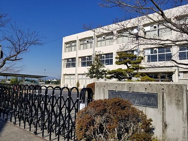 栗東市立治田西小学校 徒歩5分。 390m