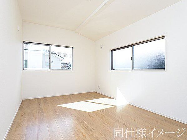 ＼同仕様写真／寝室や子供部屋など用途多彩な明るい洋室！
