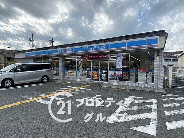 ローソン淀際目町店 徒歩9分。 690m
