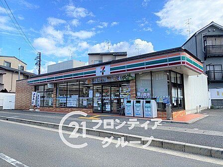 セブンイレブン京都牛ケ瀬店 徒歩11分。 820m