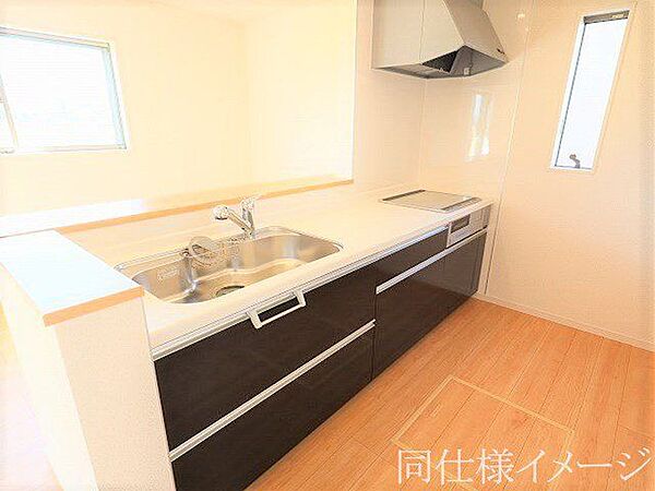 ＼同仕様写真／火を使わないＩＨコンロは、安全でお掃除も楽々です！奥様の強い味方ですね！