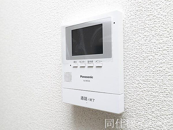 ＼同仕様写真／ハンズフリー機能を備えたカラーモニターインターホンを採用！お料理中などで手が塞がっていても便利に応答可能です！夜間の映像確認機能もついていて、安心ですね！