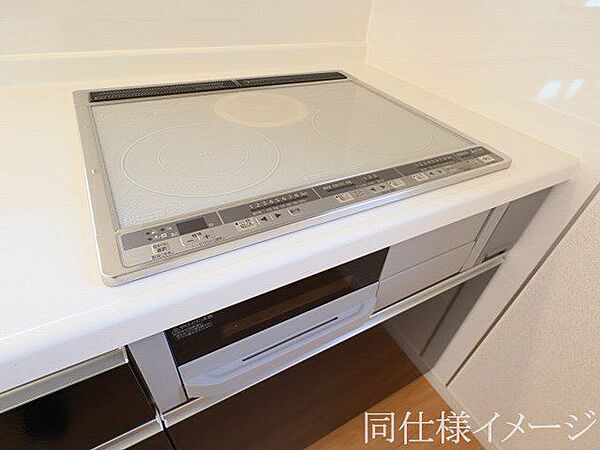 ＼同仕様写真／使い勝手のよい三つ口コンロ！火やガスを使わないIHクッキングヒーターなので、安全性が高くお年寄りや子供にも安心！