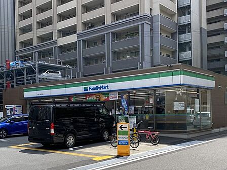 徒歩1分。ファミリーマート大津におの浜店 80m