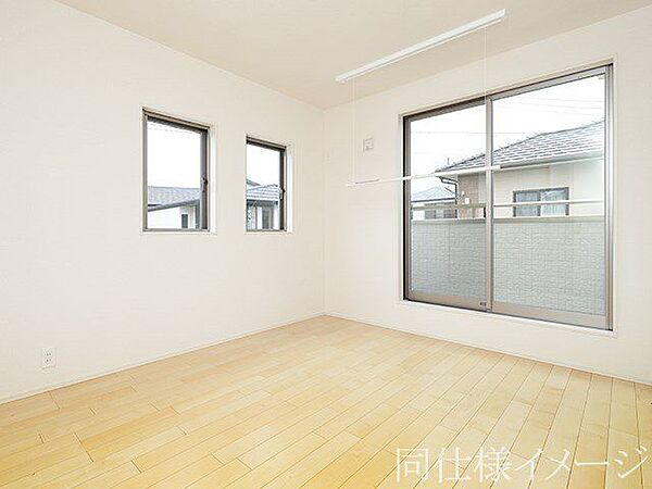 ＼同仕様写真／こちらのお部屋はバルコニーに面しており、日当たり、通風ともに良好です！お布団などもサッと干せて便利ですね！