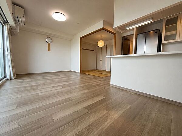デザイン性と機能性が同居する、陽当たり良好で開放感たっぷりの家族団らんスペース！丁寧に使用されてきたことが伝わる美しい室内は、まさに即入居にふさわしい仕上がり。